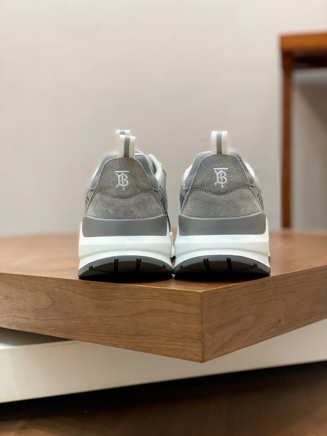 버버리 로고 프린트 레더 그레이 스니커즈