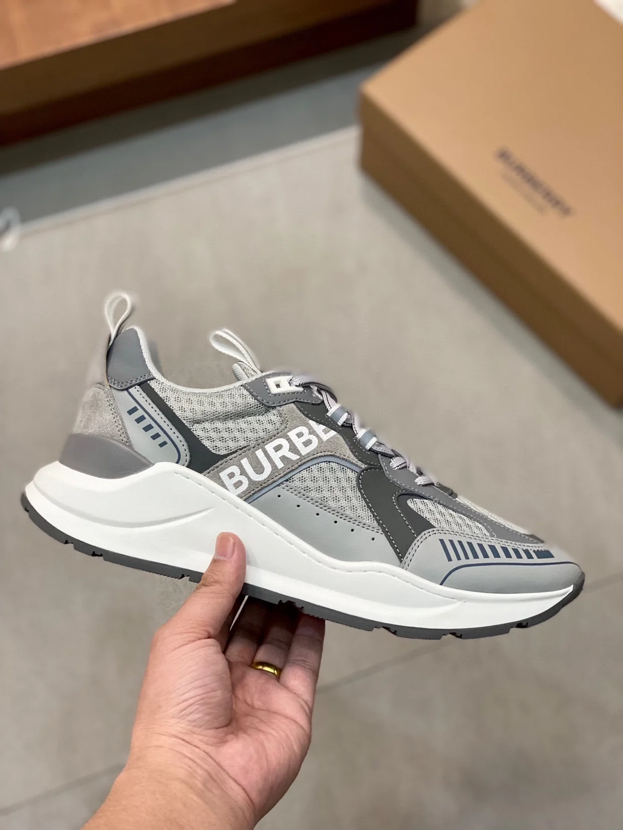 버버리 로고 프린트 레더 그레이 스니커즈