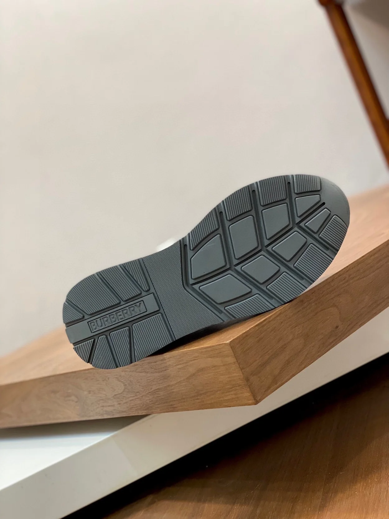 버버리 로고 프린트 레더 그레이 스니커즈