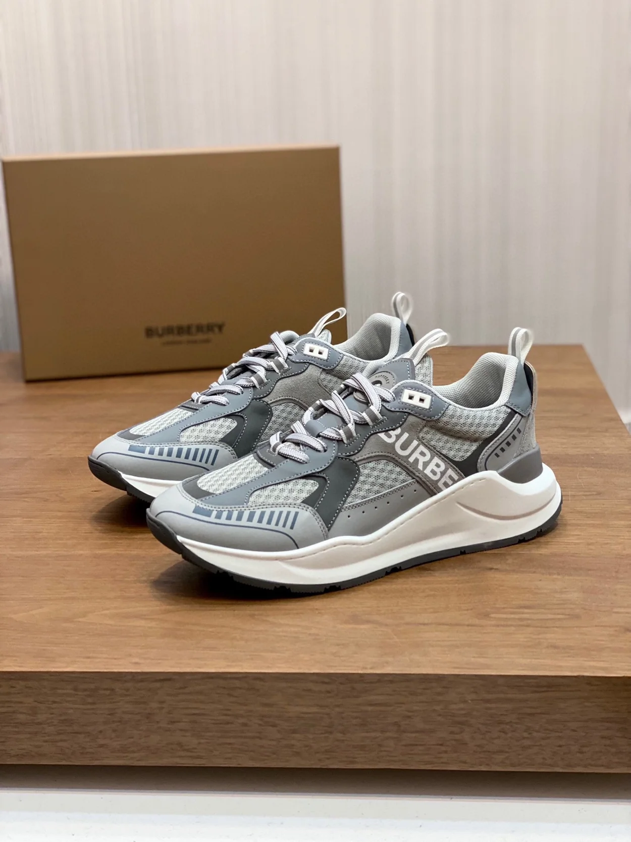 버버리 로고 프린트 레더 그레이 스니커즈