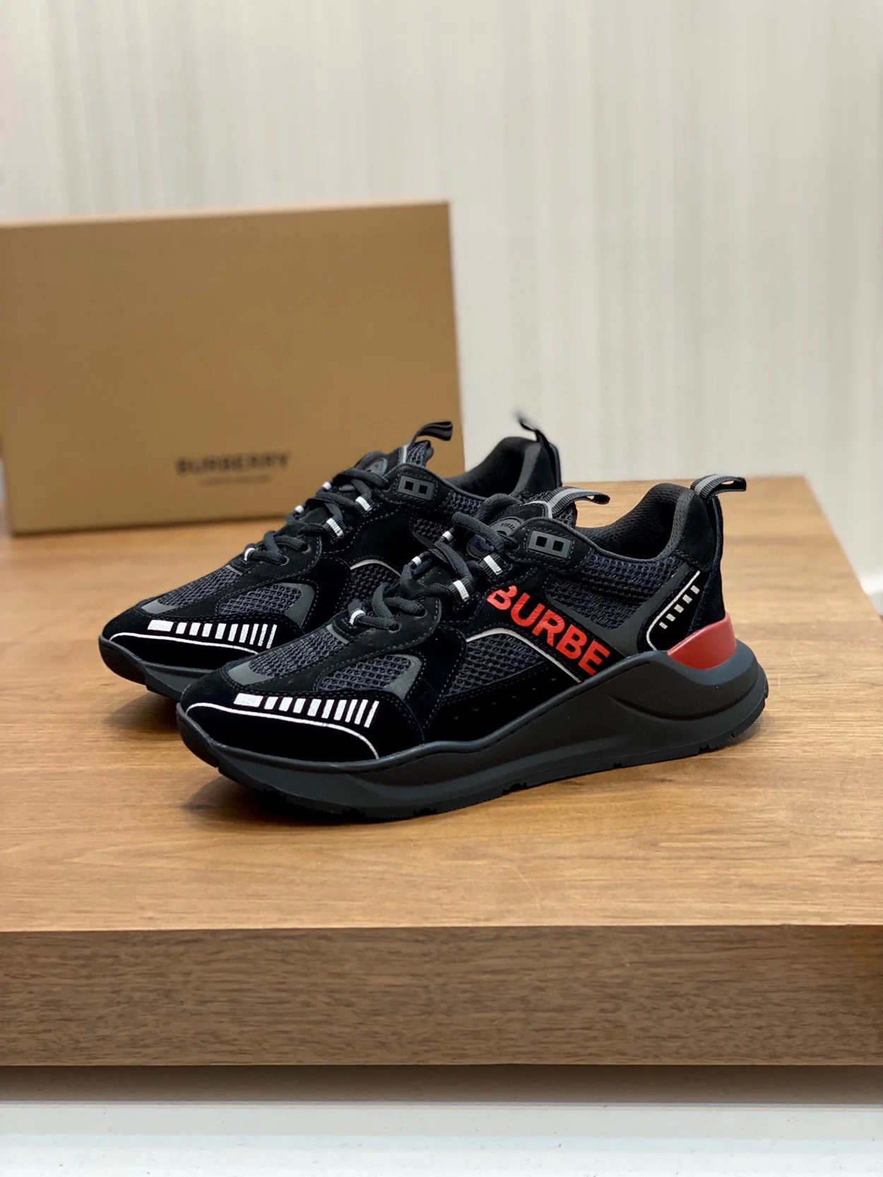 버버리 로고 프린트 스웨이드 스니커즈