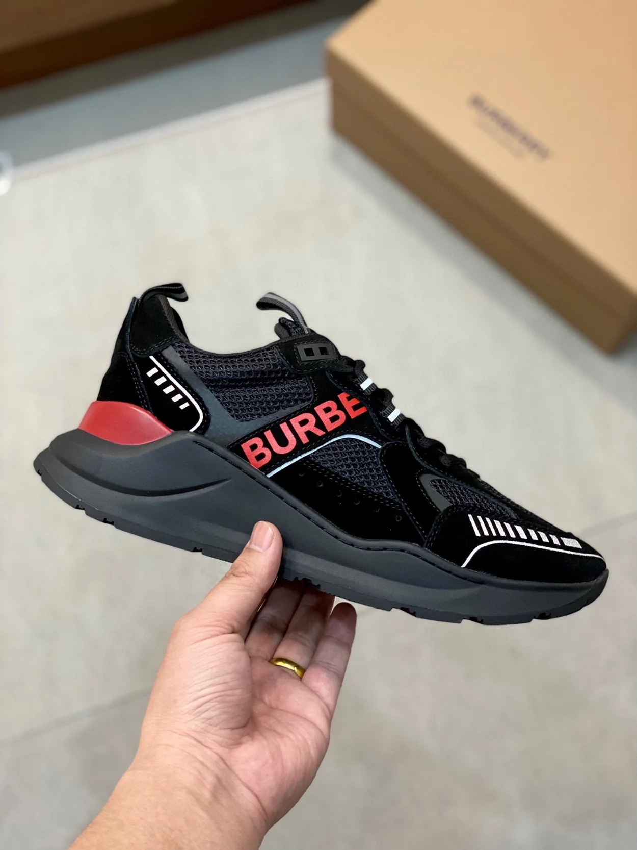 버버리 로고 프린트 스웨이드 스니커즈