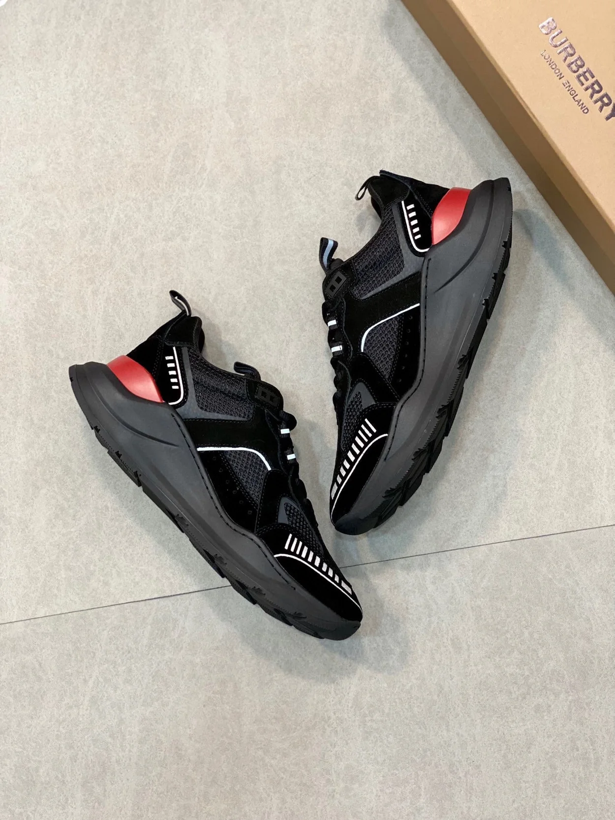 버버리 로고 프린트 스웨이드 스니커즈