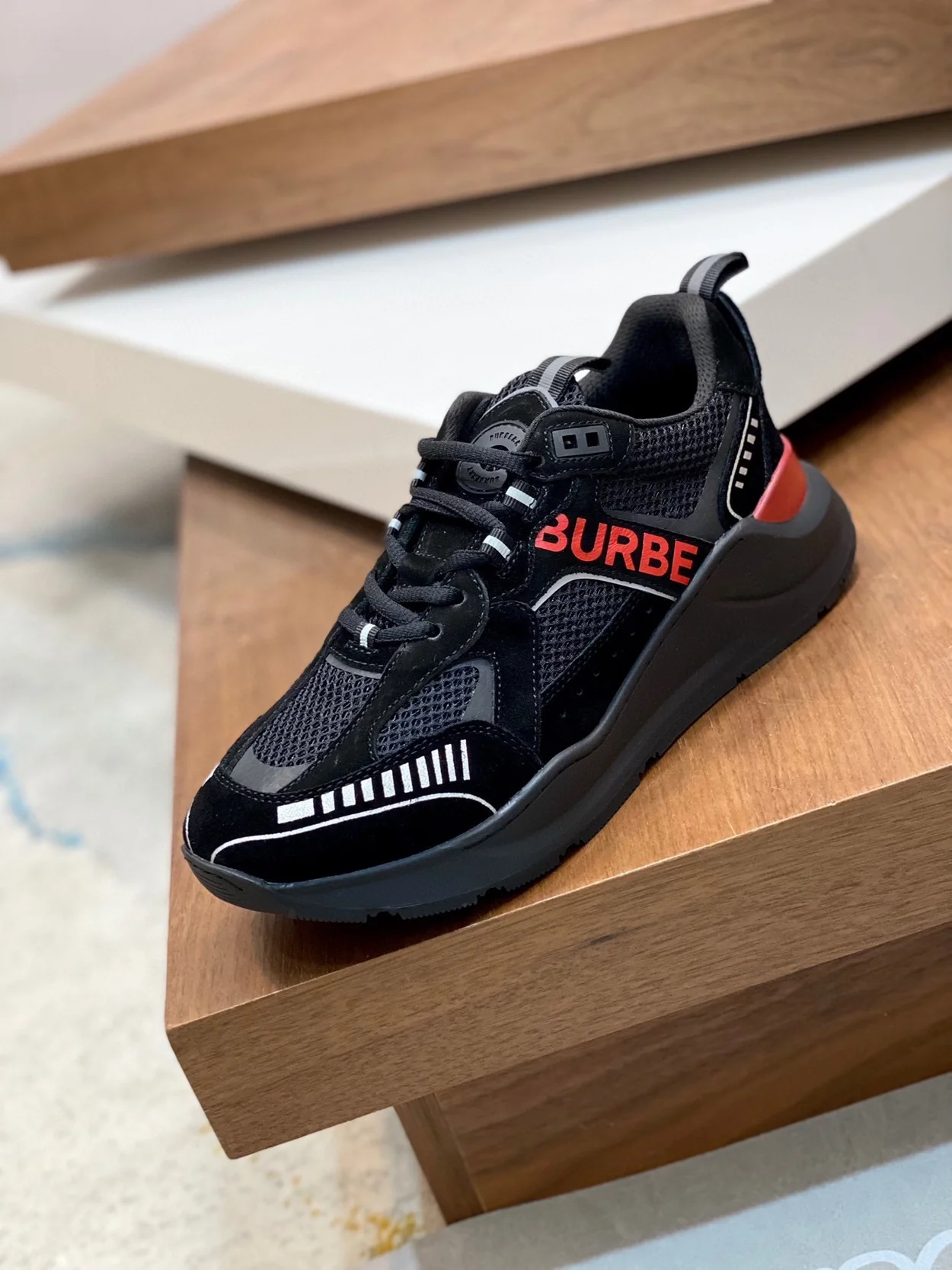 버버리 로고 프린트 스웨이드 스니커즈