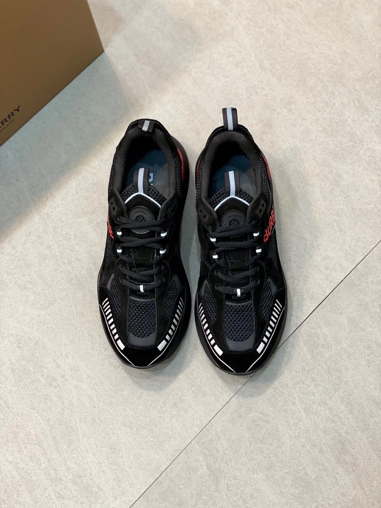 버버리 로고 프린트 스웨이드 스니커즈