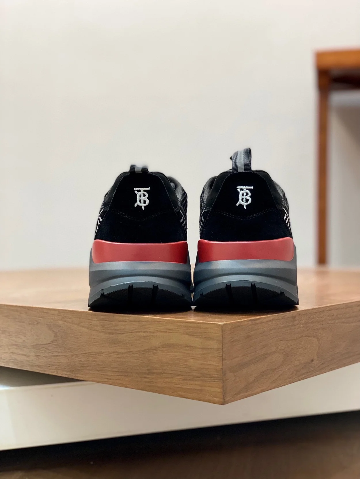 버버리 로고 프린트 스웨이드 스니커즈