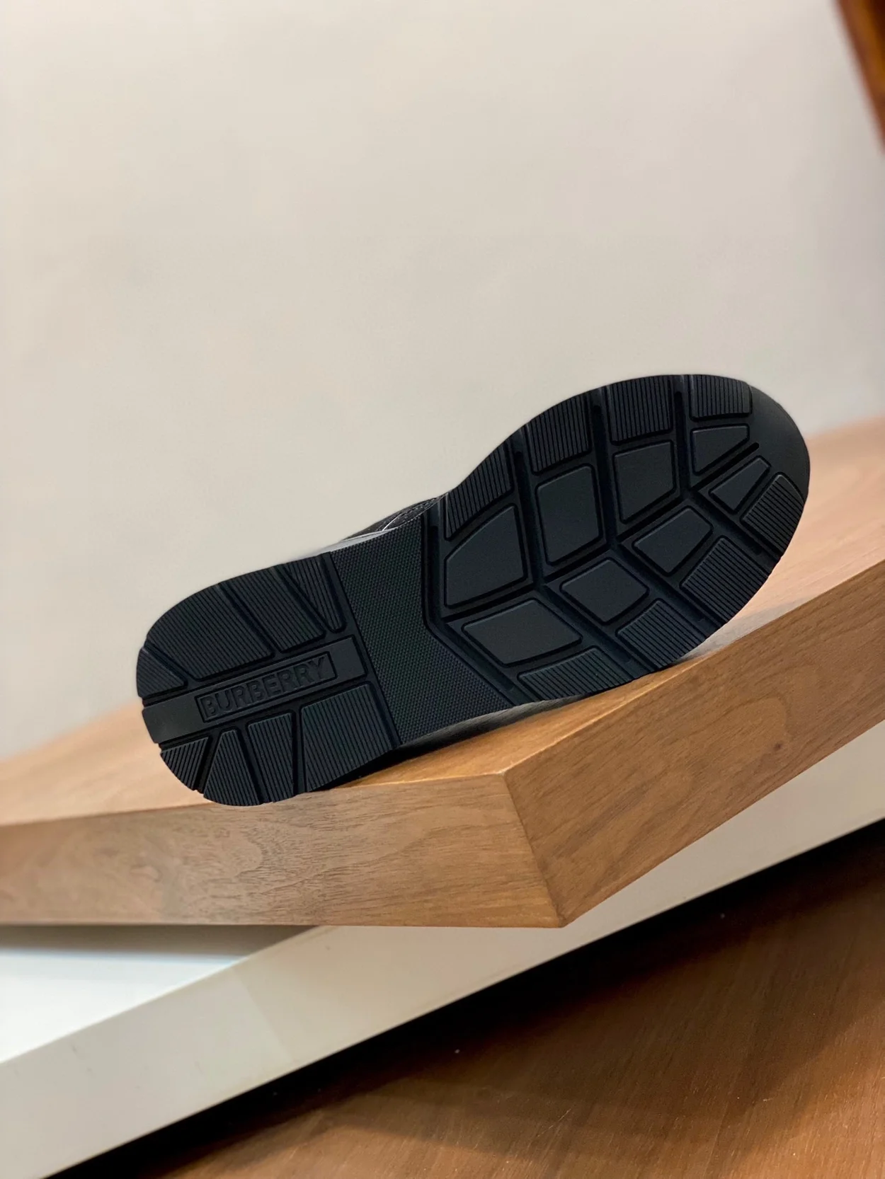 버버리 로고 프린트 스웨이드 스니커즈