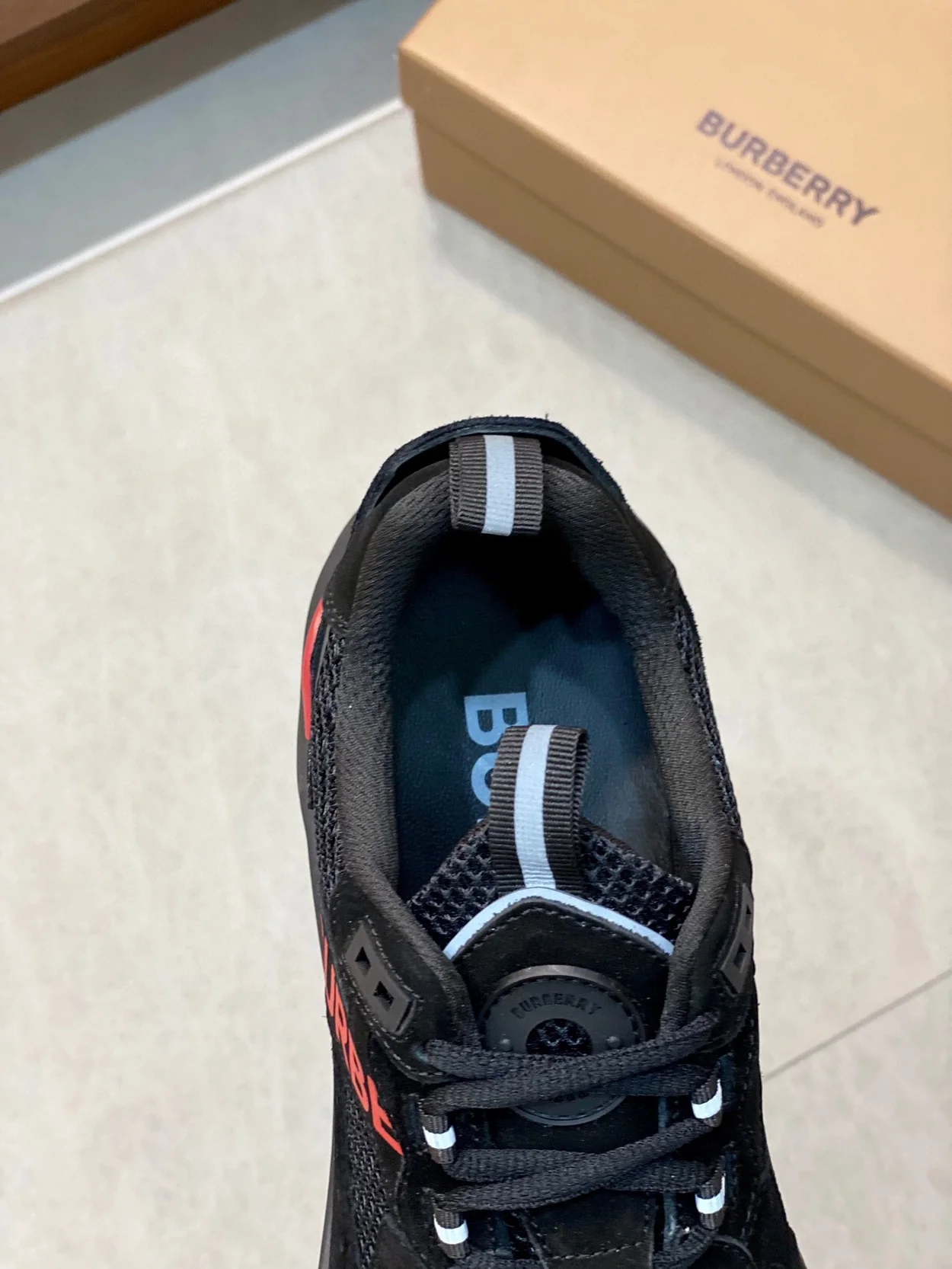 버버리 로고 프린트 스웨이드 스니커즈