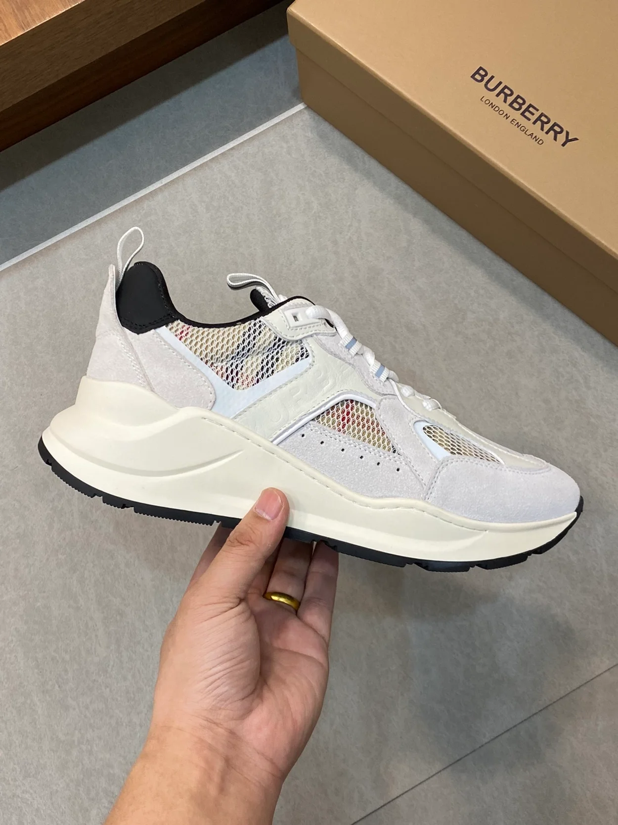 버버리 메시 아카이브 화이트 스니커즈