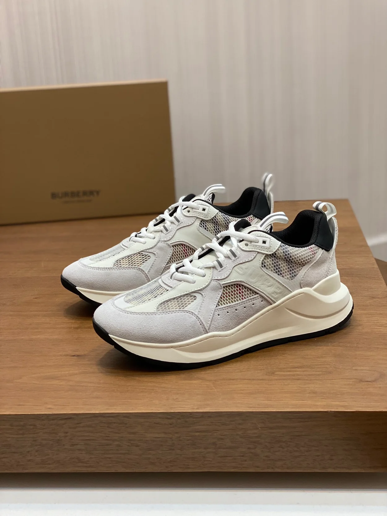 버버리 메시 아카이브 화이트 스니커즈