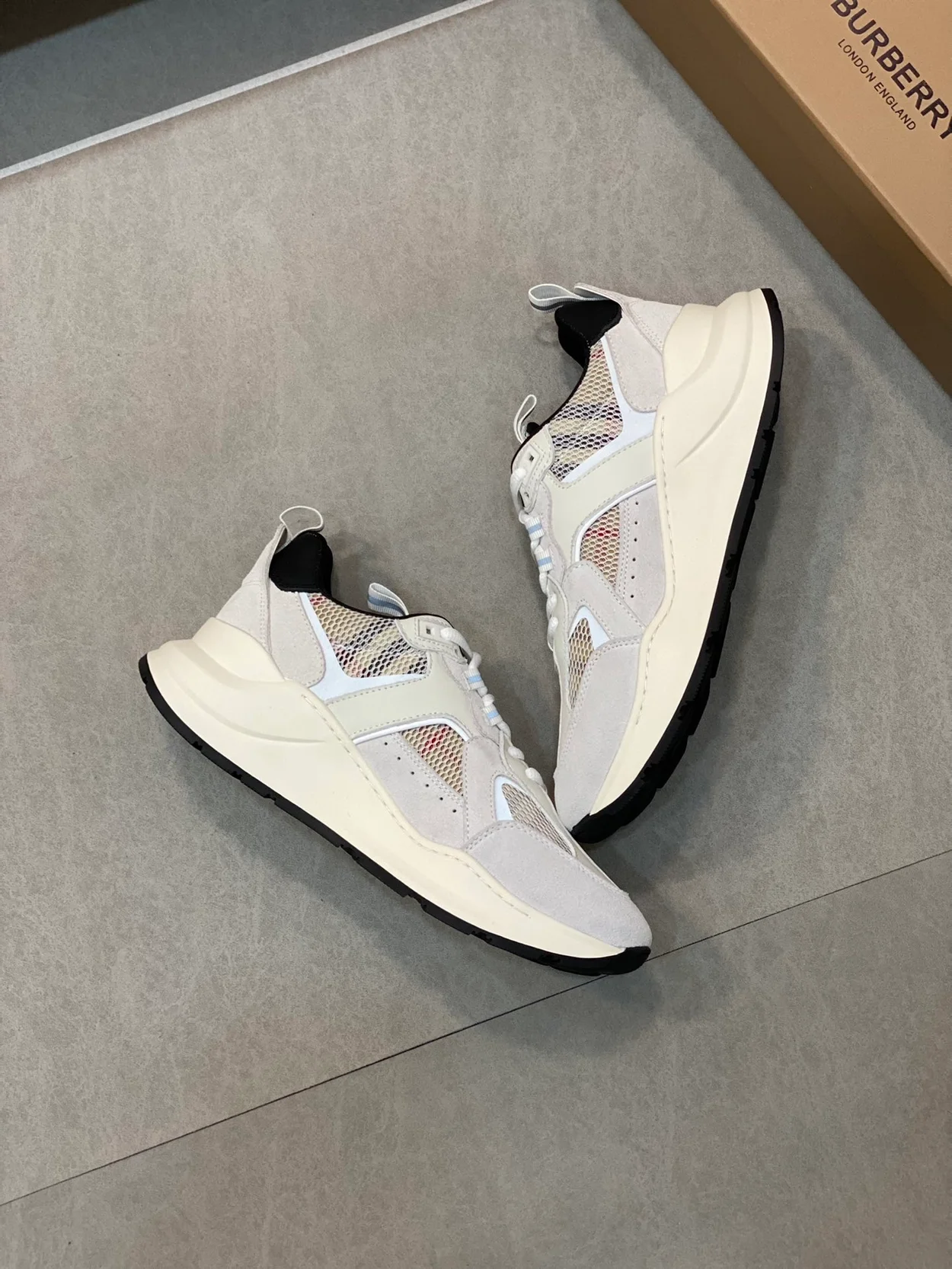 버버리 메시 아카이브 화이트 스니커즈