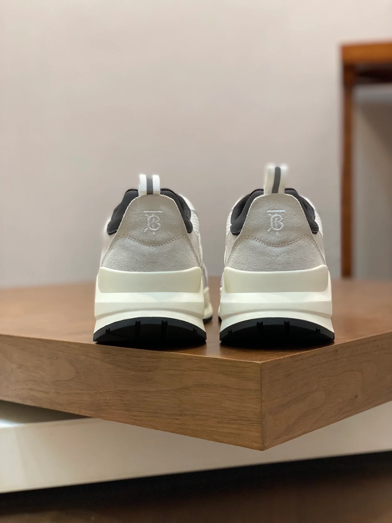 버버리 메시 아카이브 화이트 스니커즈