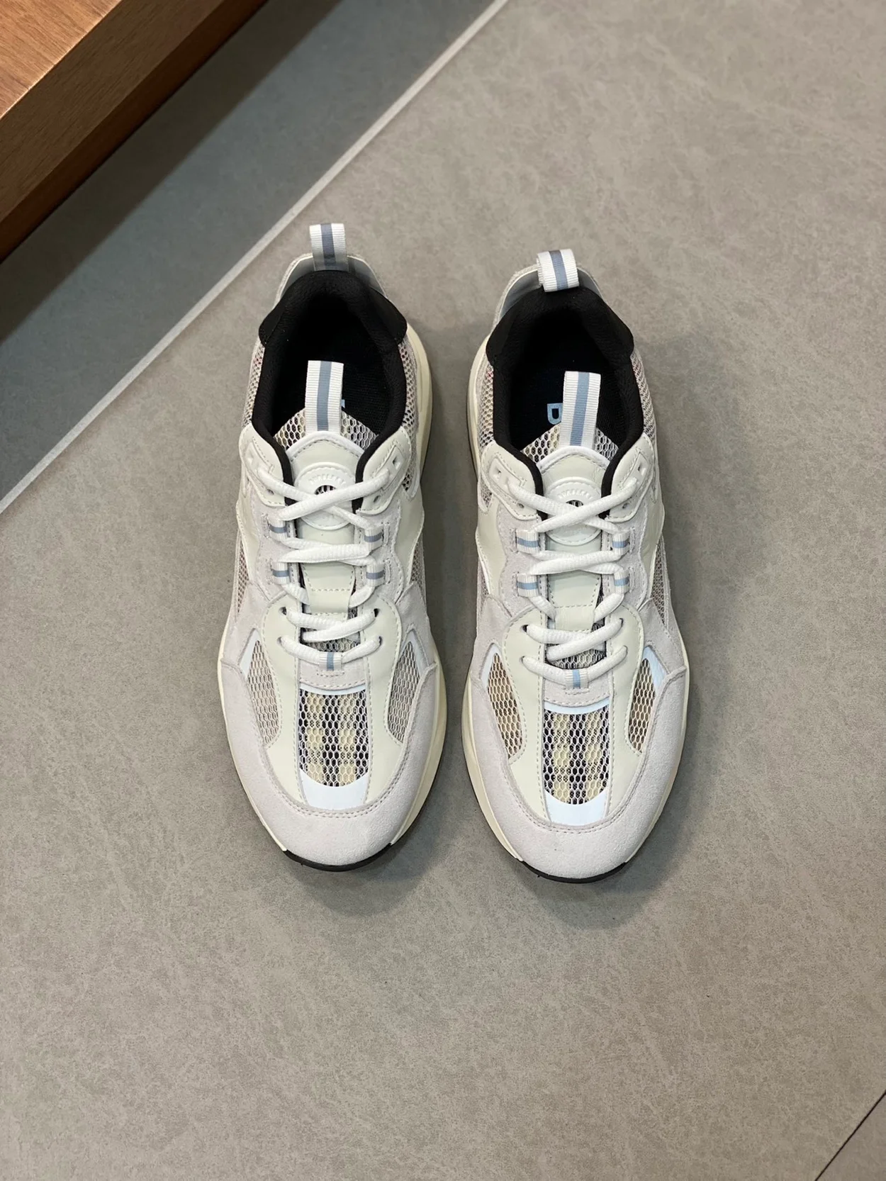 버버리 메시 아카이브 화이트 스니커즈