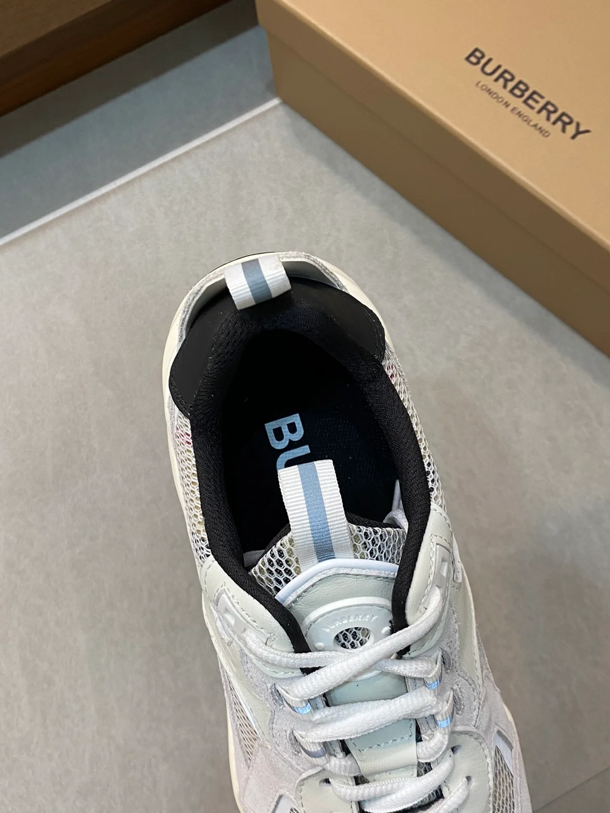 버버리 메시 아카이브 화이트 스니커즈