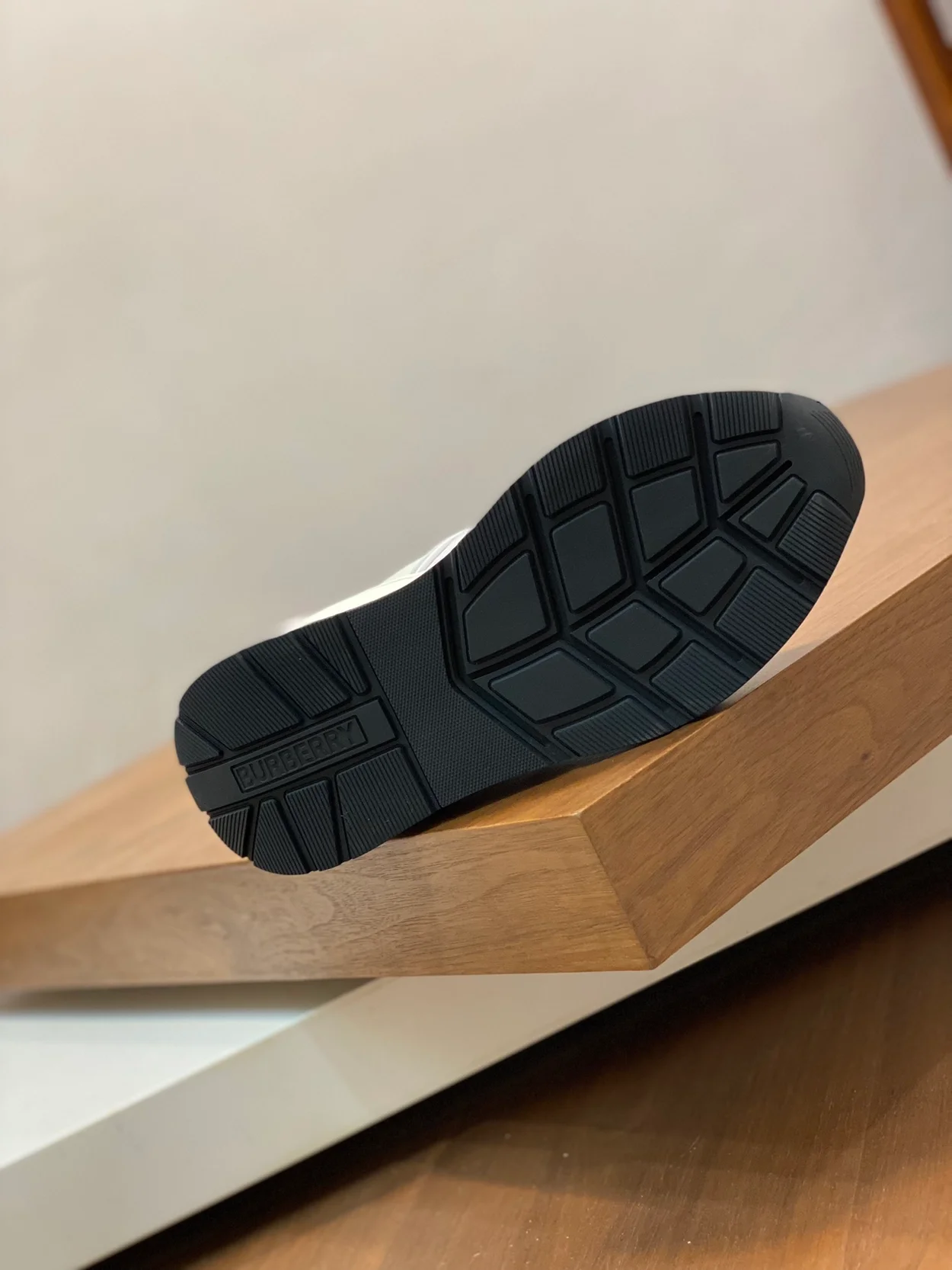 버버리 메시 아카이브 화이트 스니커즈