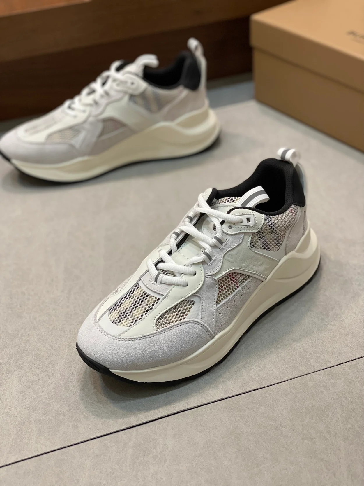 버버리 메시 아카이브 화이트 스니커즈