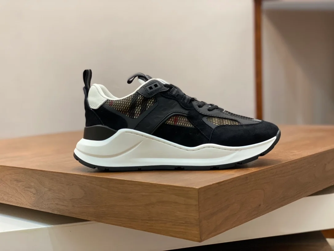 버버리 메시 블랙 로고 스니커즈