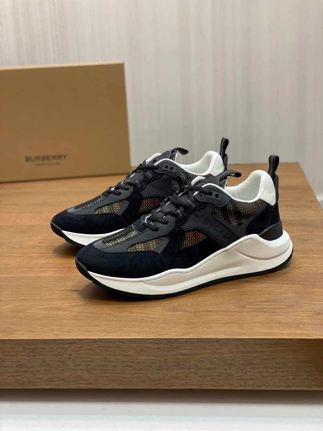 버버리 메시 블랙 로고 스니커즈