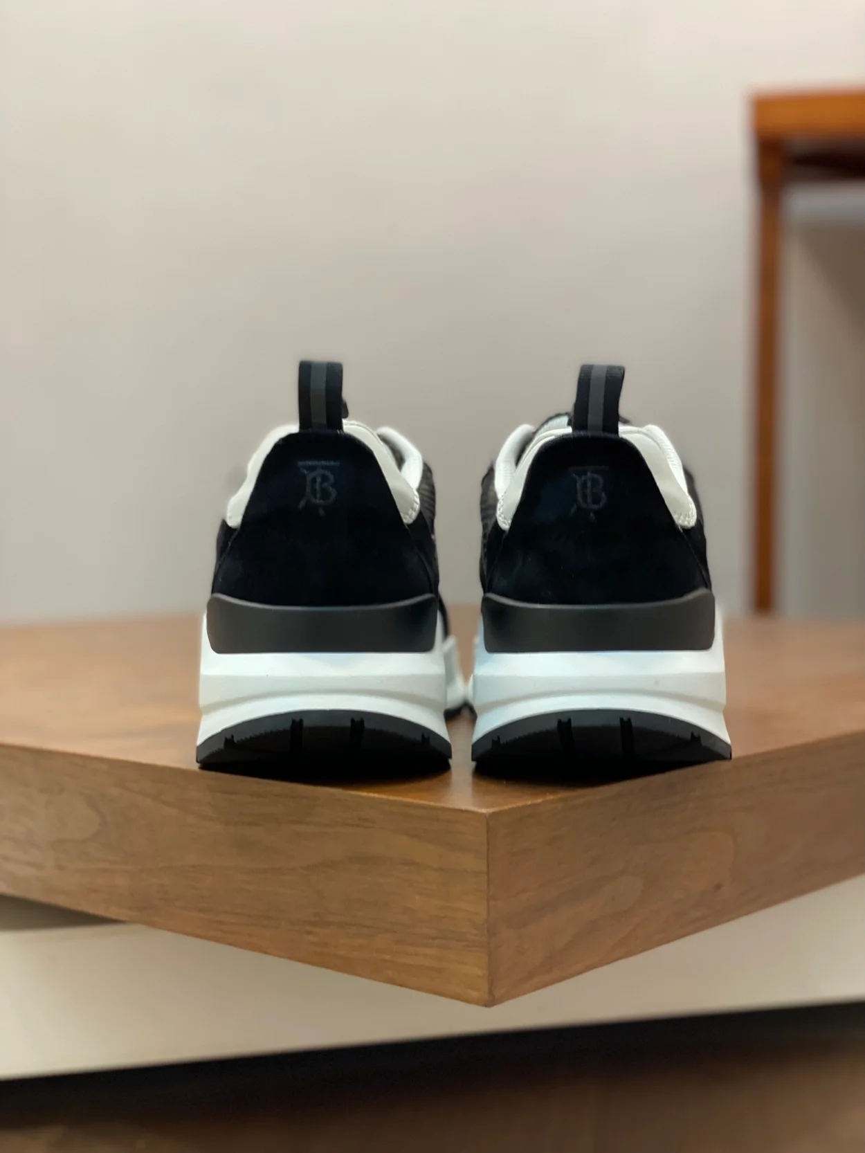 버버리 메시 블랙 로고 스니커즈