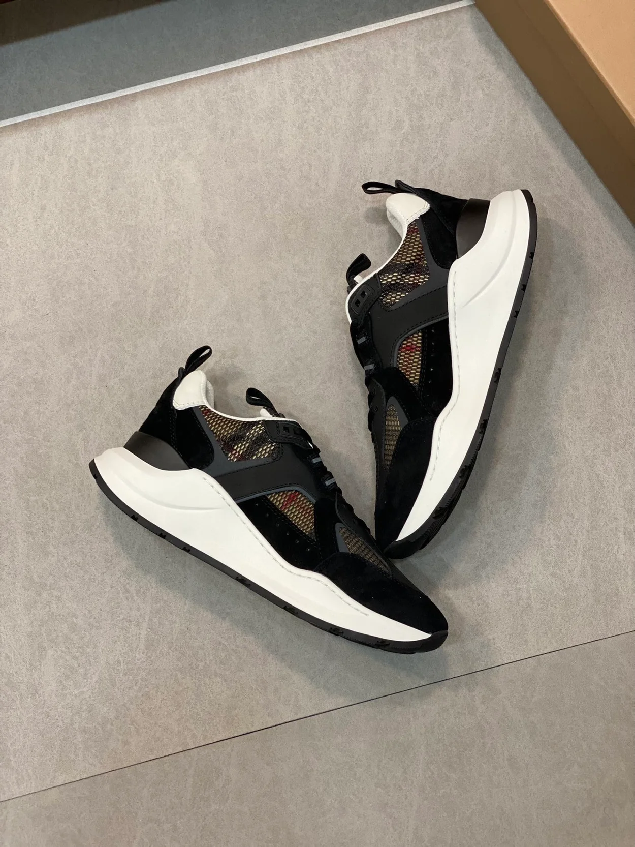 버버리 메시 블랙 로고 스니커즈