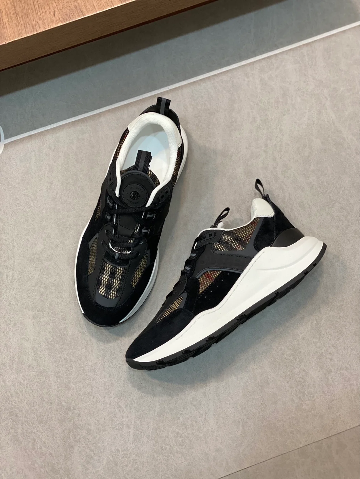 버버리 메시 블랙 로고 스니커즈