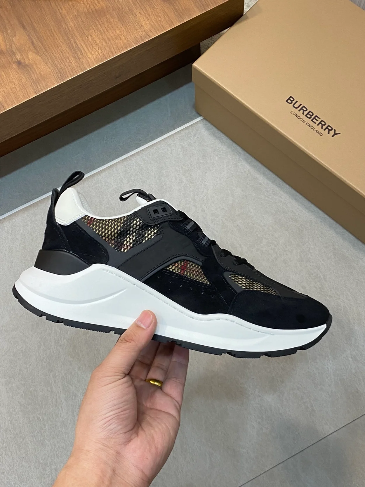 버버리 메시 블랙 로고 스니커즈