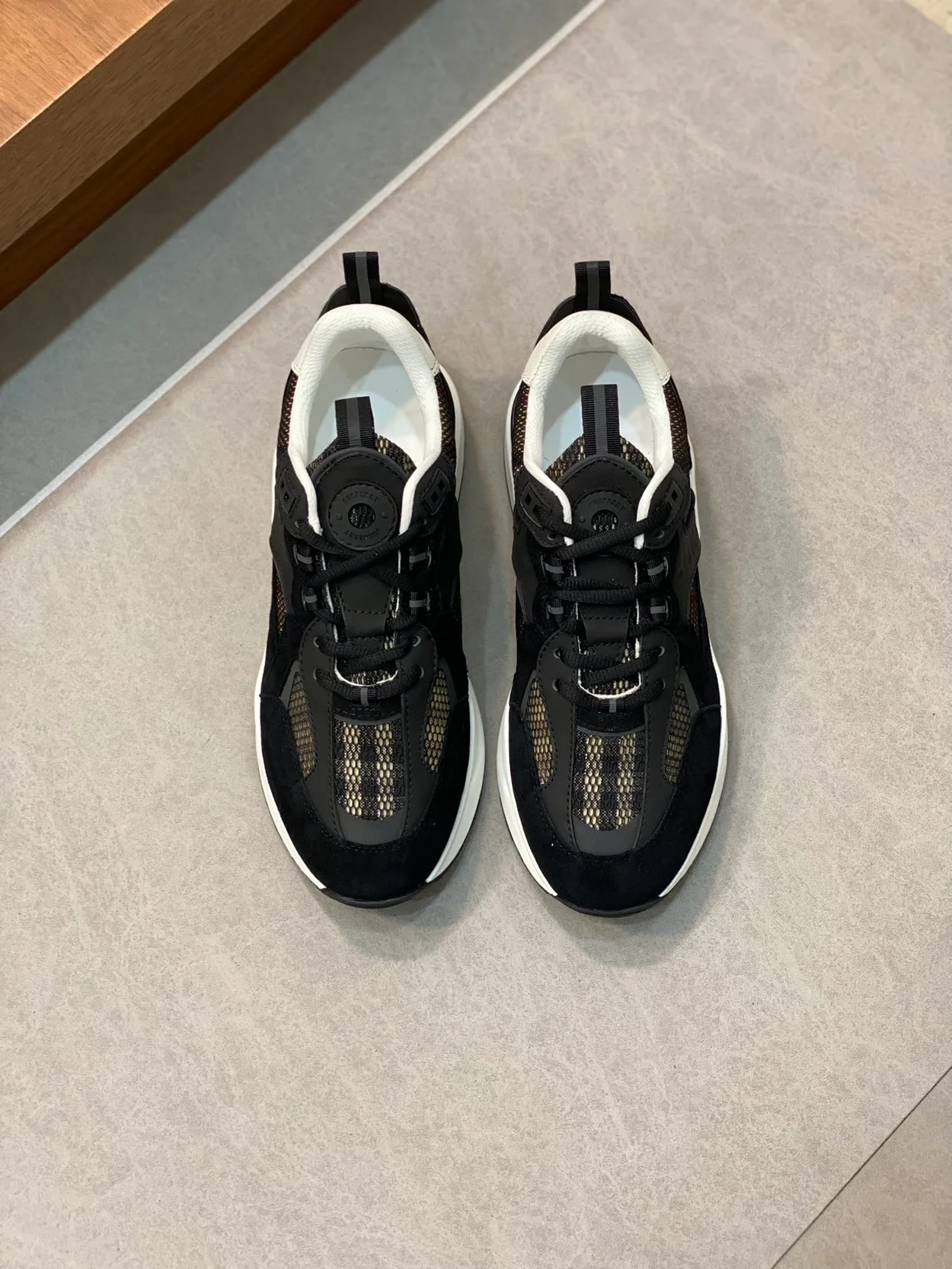 버버리 메시 블랙 로고 스니커즈