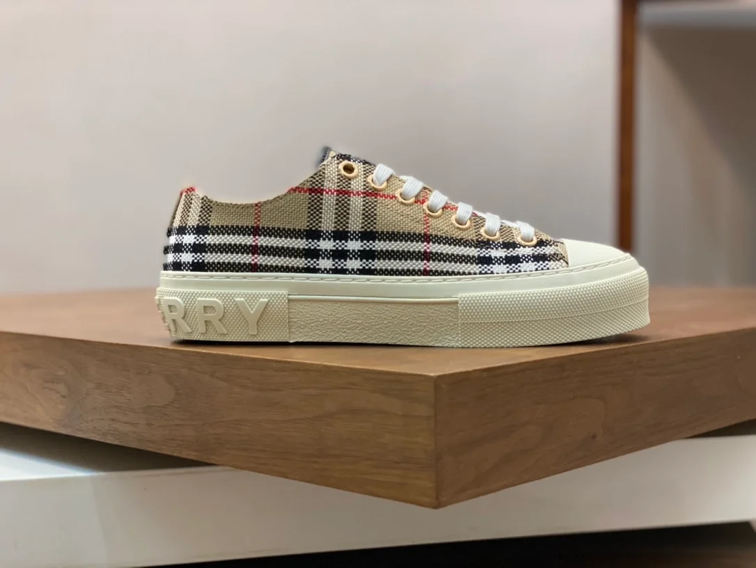 버버리 트위드 잭 베이지 스니커즈