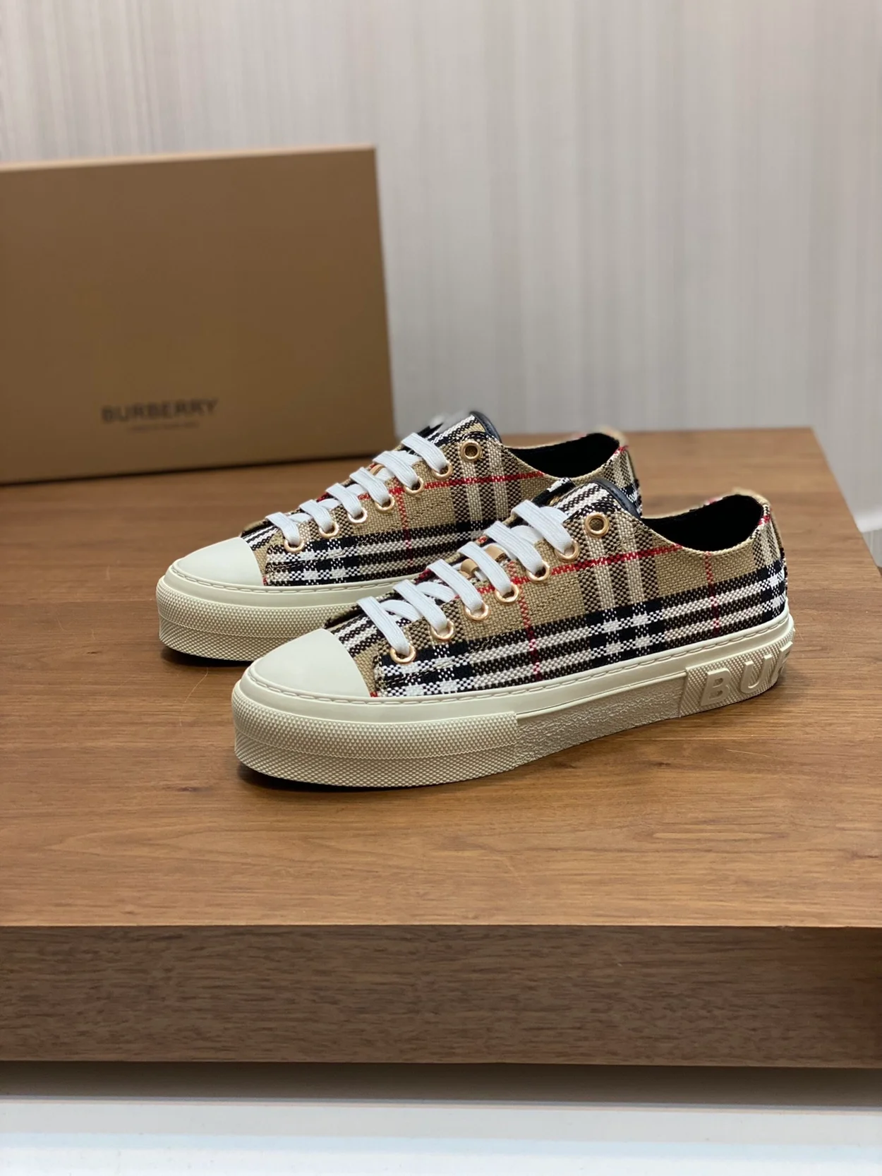 버버리 트위드 잭 베이지 스니커즈