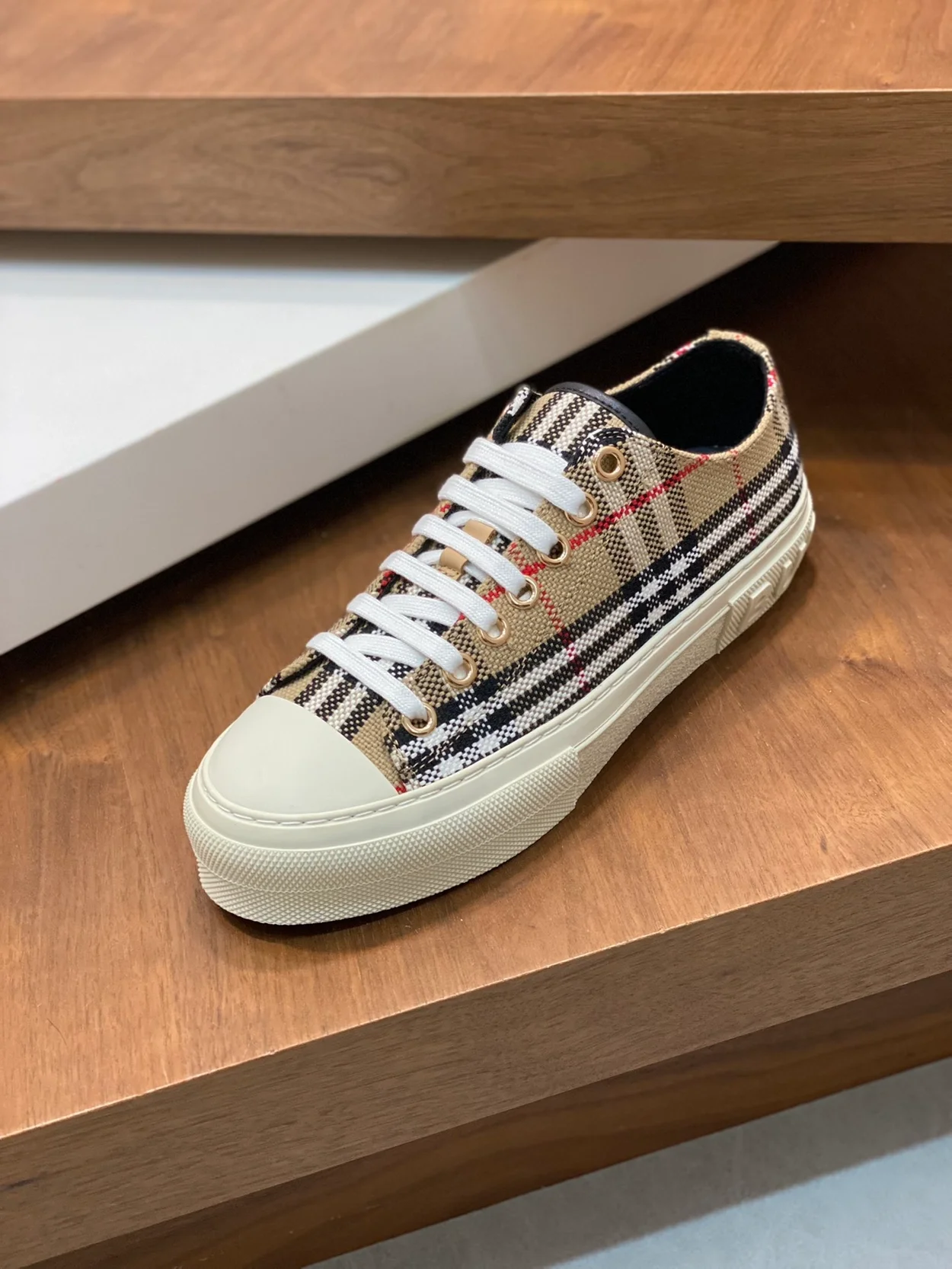 버버리 트위드 잭 베이지 스니커즈