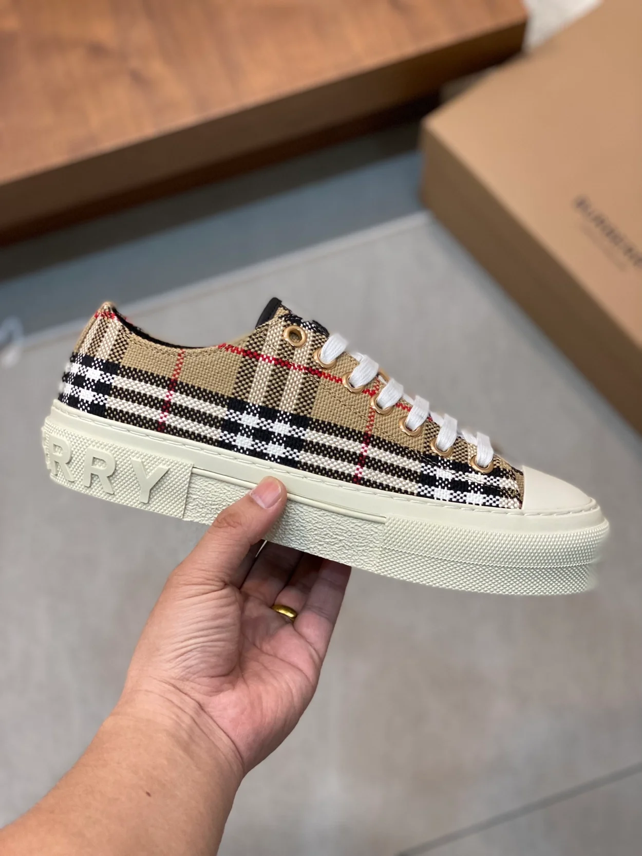 버버리 트위드 잭 베이지 스니커즈