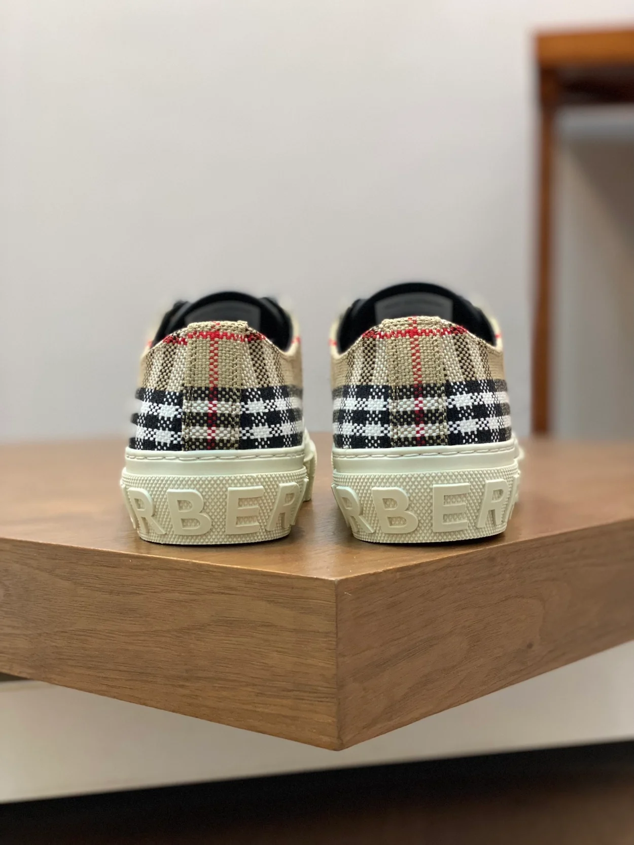 버버리 트위드 잭 베이지 스니커즈