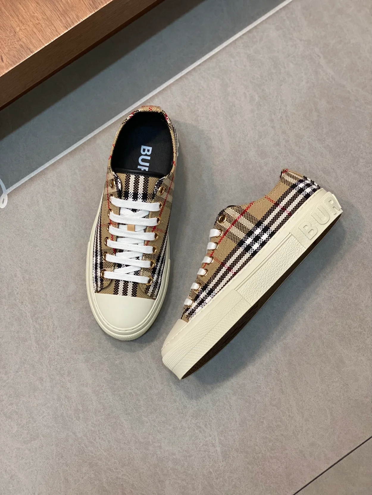 버버리 트위드 잭 베이지 스니커즈