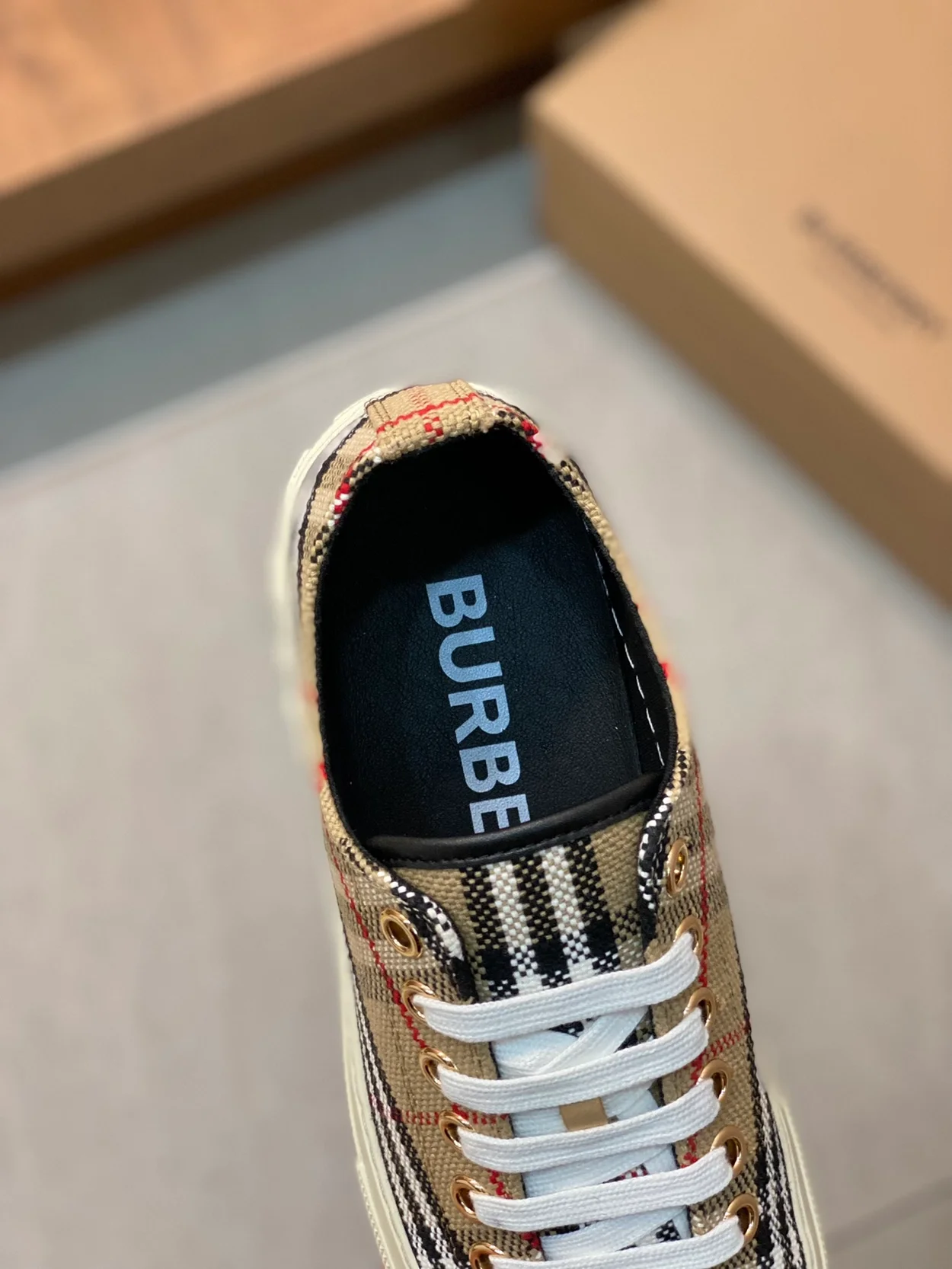 버버리 트위드 잭 베이지 스니커즈