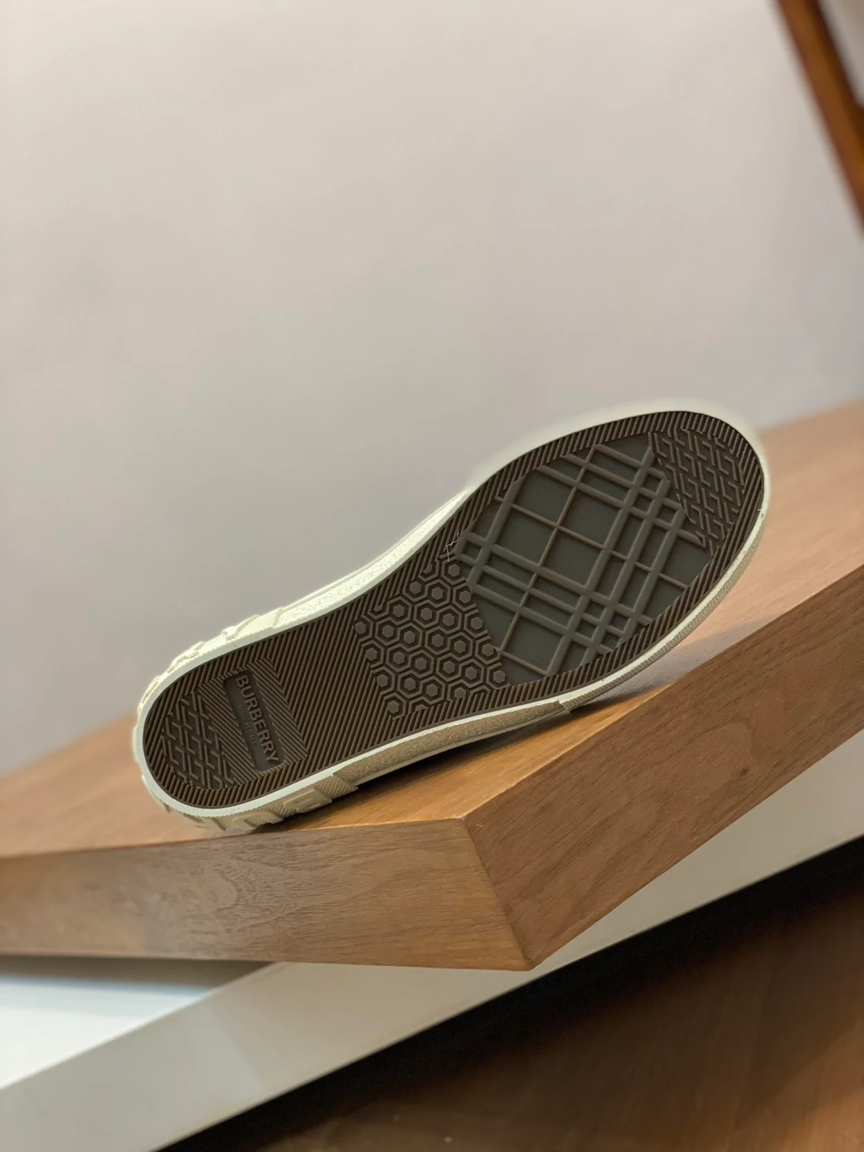 버버리 트위드 잭 베이지 스니커즈