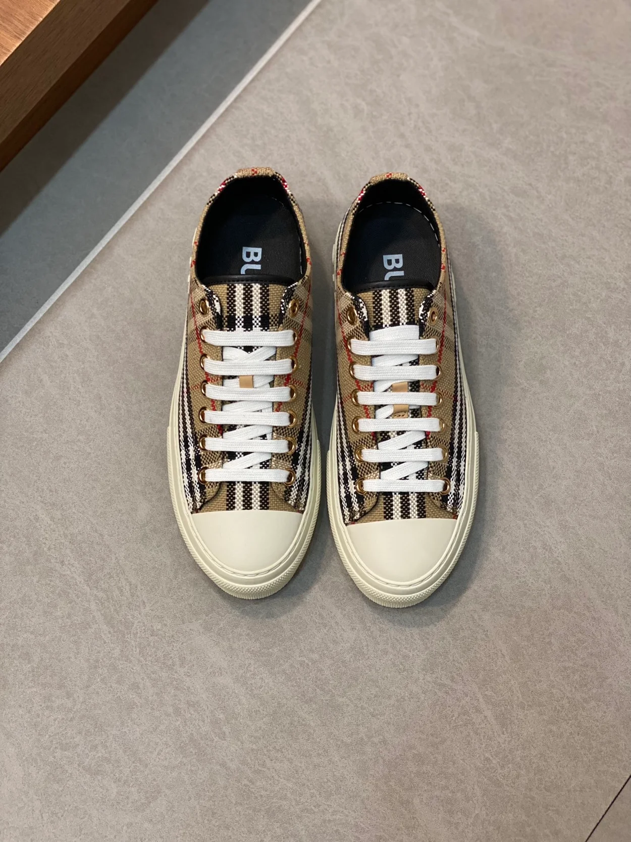 버버리 트위드 잭 베이지 스니커즈