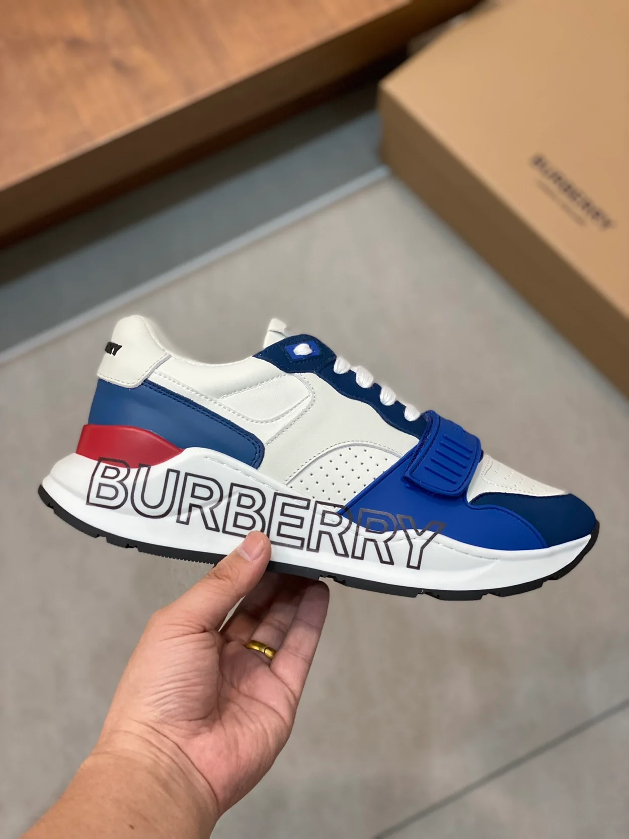 버버리 로우 프린트 레더 네이비 스니커즈