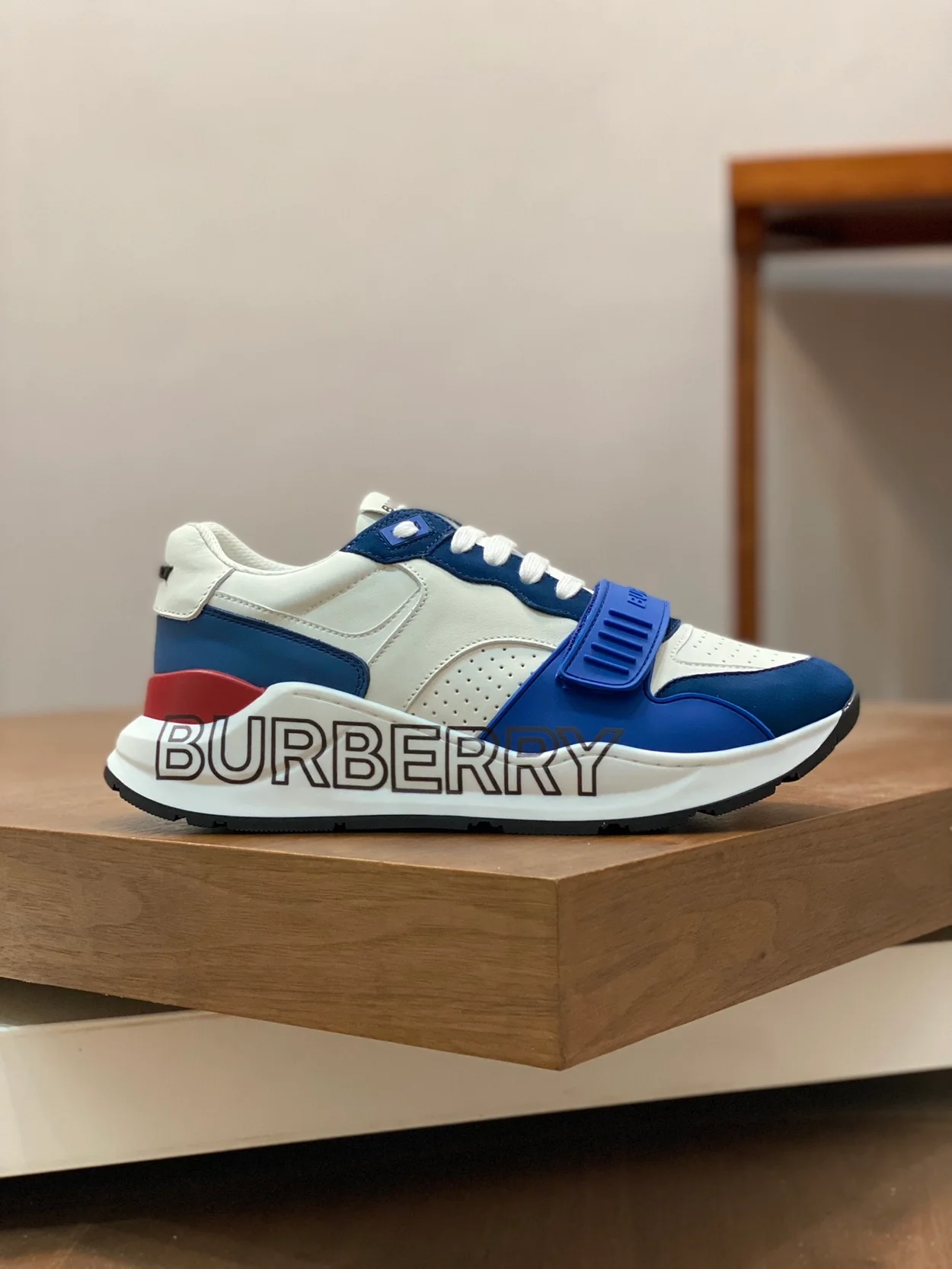 버버리 로우 프린트 레더 네이비 스니커즈