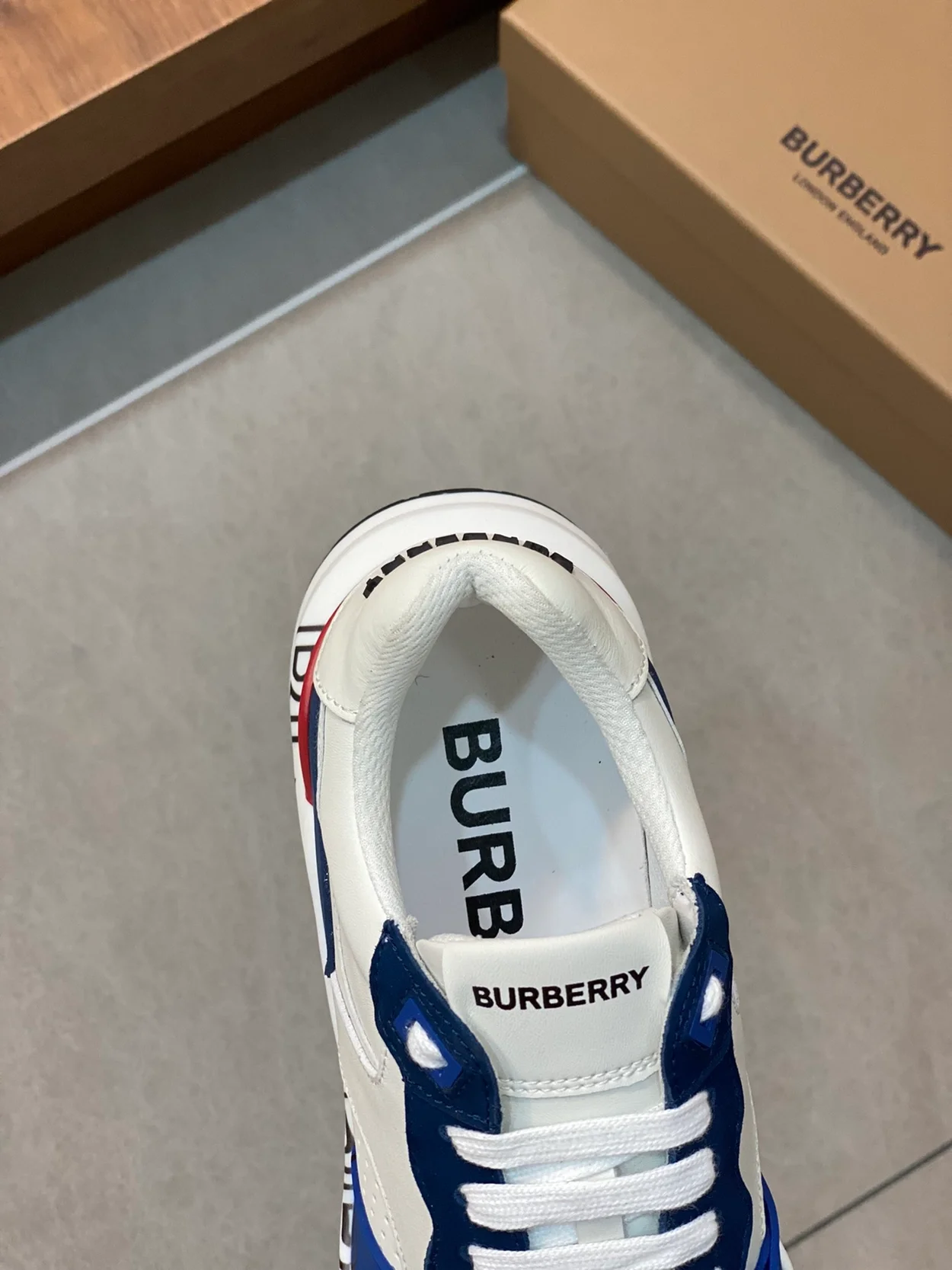 버버리 로우 프린트 레더 네이비 스니커즈