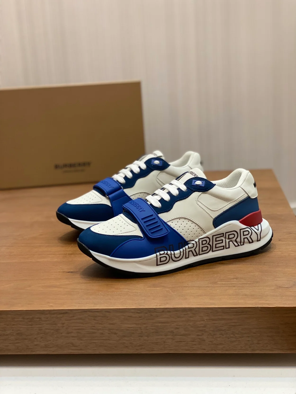 버버리 로우 프린트 레더 네이비 스니커즈