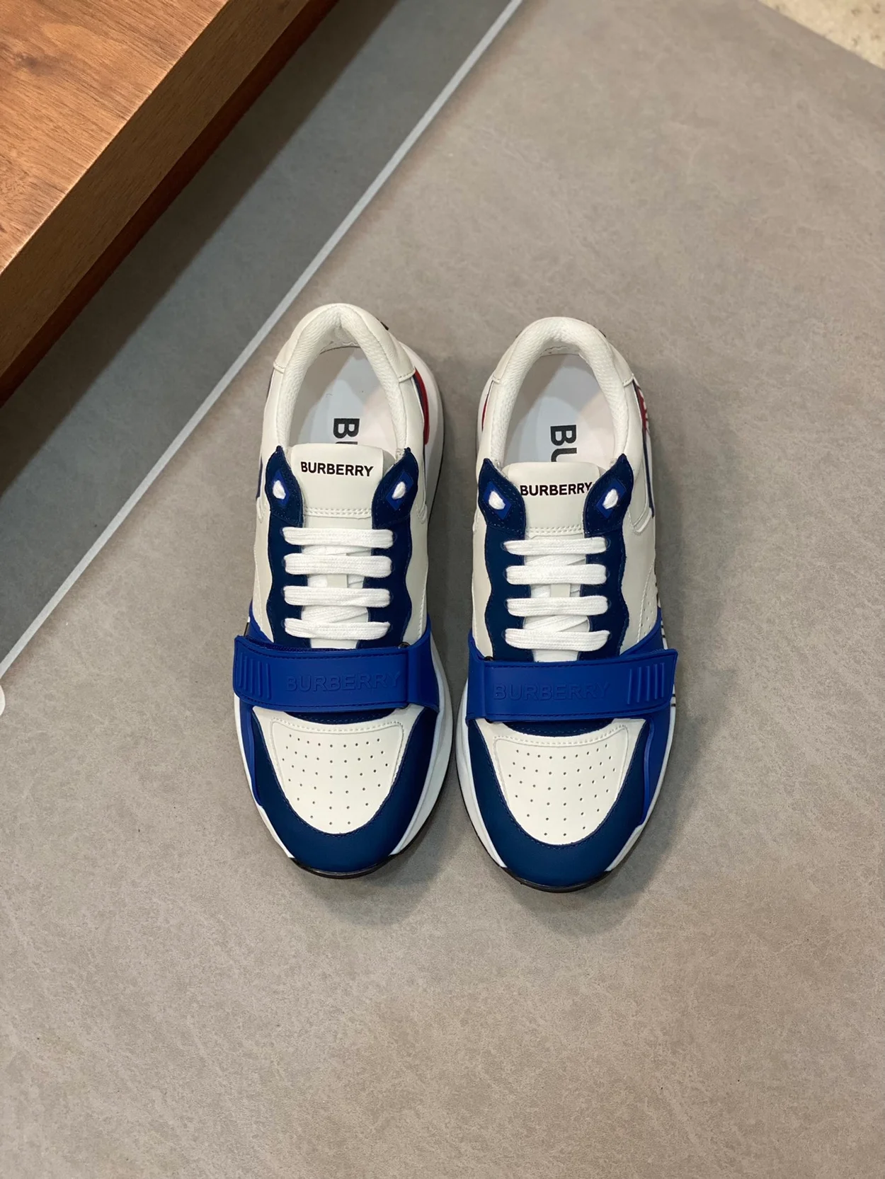 버버리 로우 프린트 레더 네이비 스니커즈