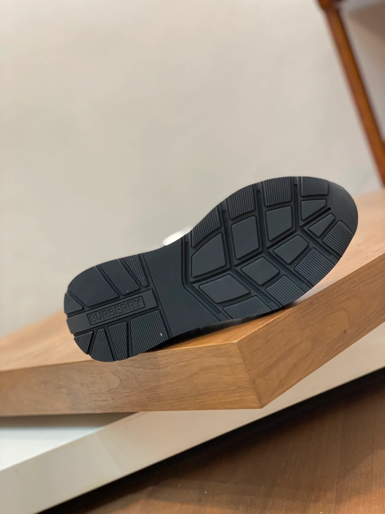 버버리 로우 프린트 레더 네이비 스니커즈