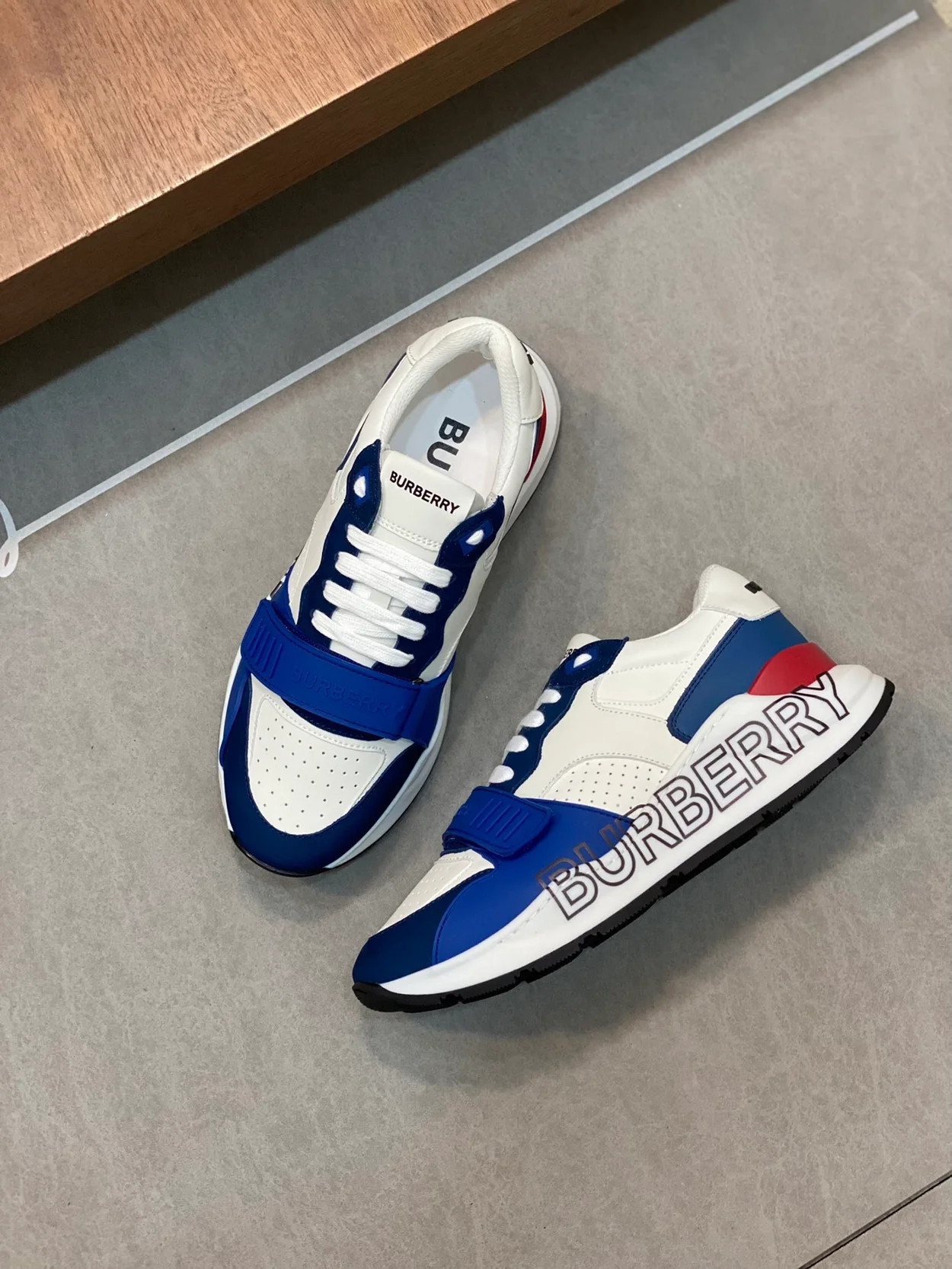 버버리 로우 프린트 레더 네이비 스니커즈