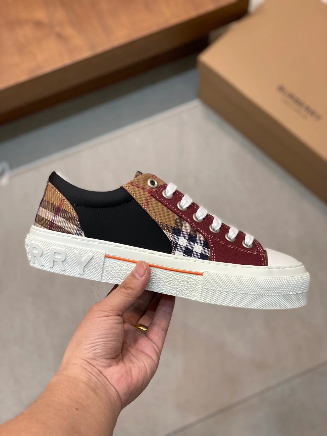 버버리 카이 체크 로우 스니커즈