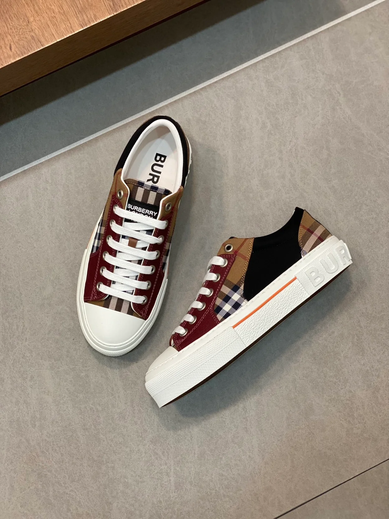 버버리 카이 체크 로우 스니커즈