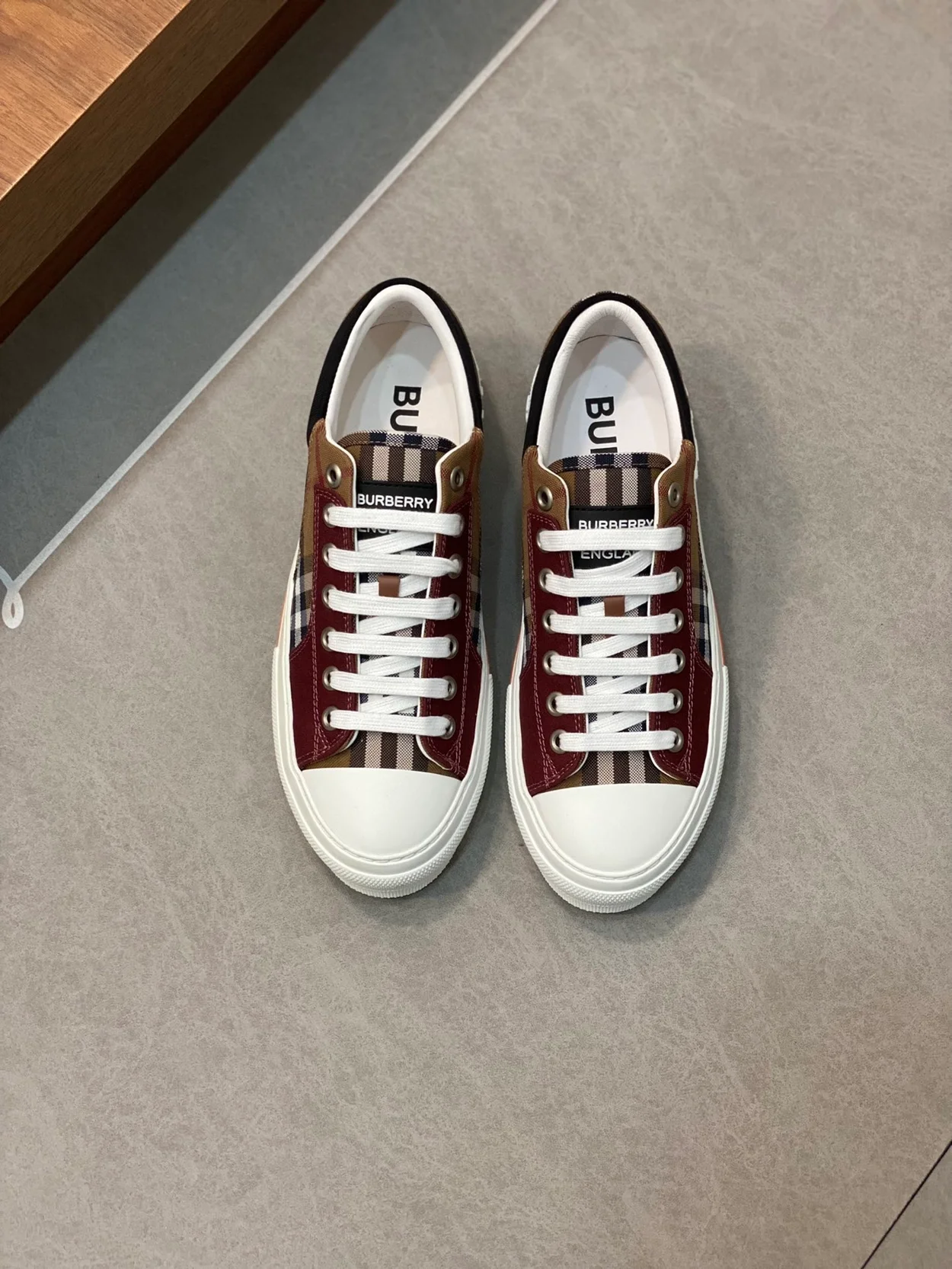 버버리 카이 체크 로우 스니커즈