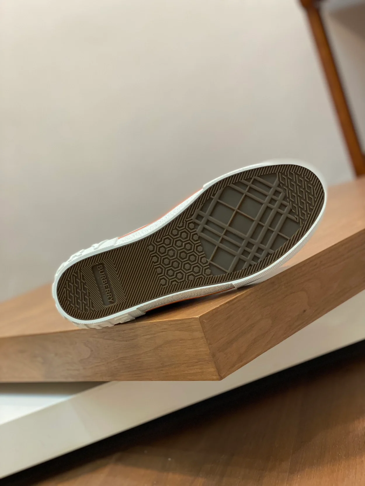 버버리 카이 체크 로우 스니커즈