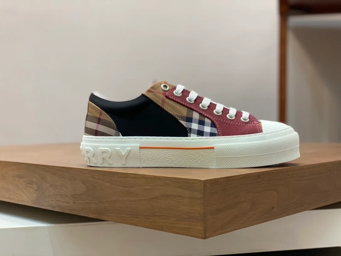 버버리 카이 체크 로우 스니커즈