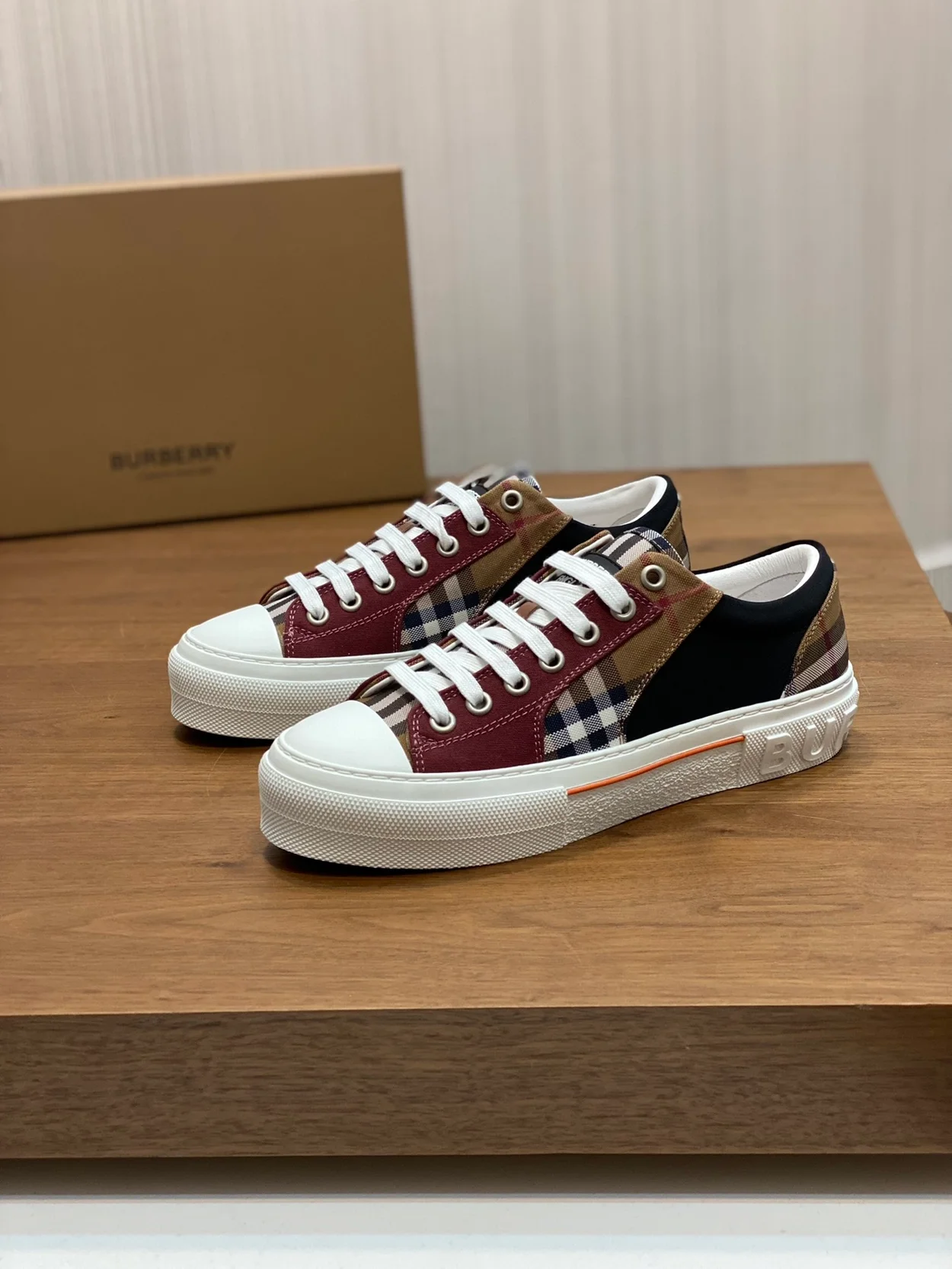 버버리 카이 체크 로우 스니커즈