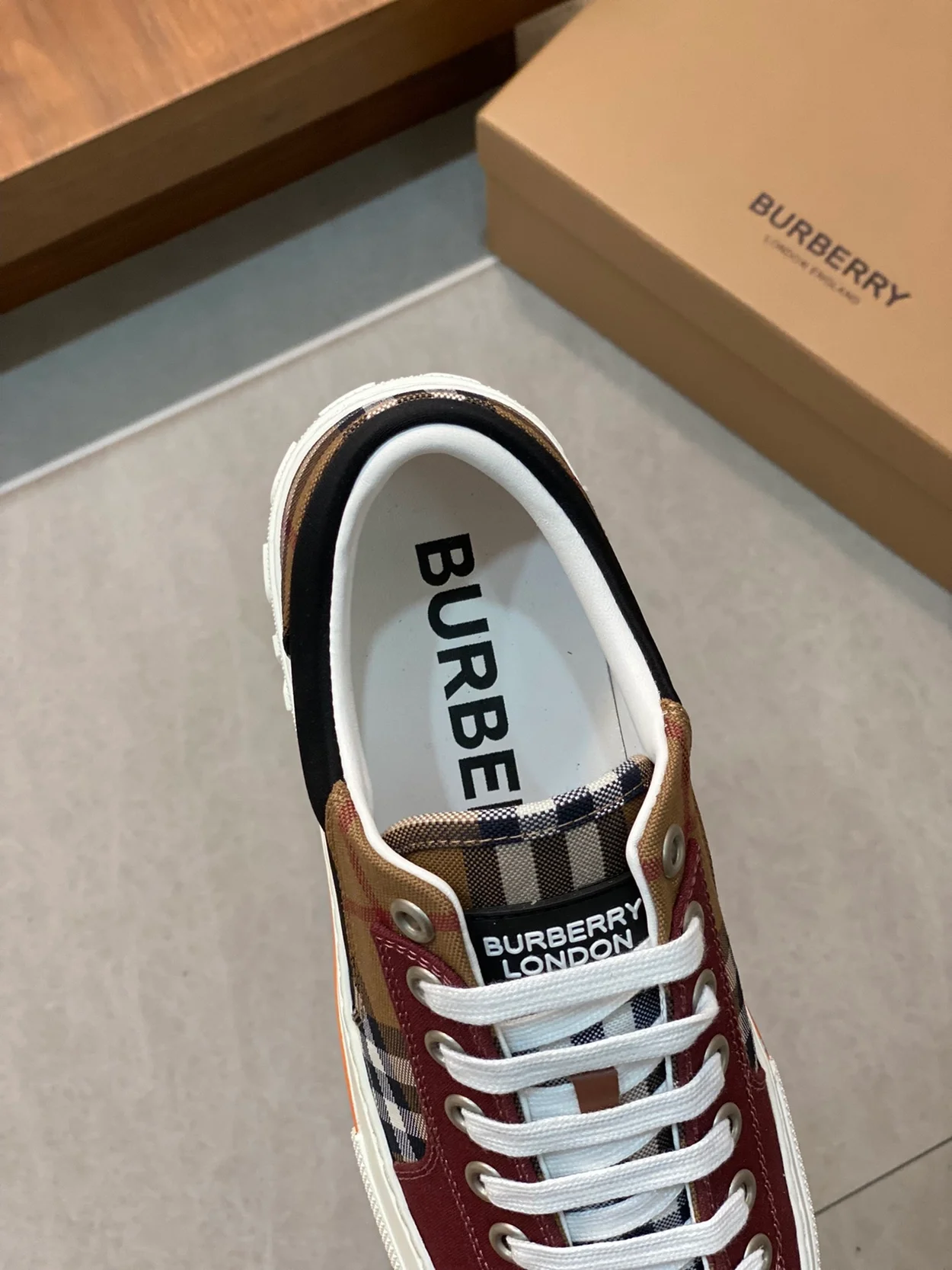 버버리 카이 체크 로우 스니커즈